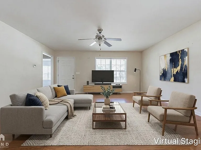 902 Appleby St NW — Photo 2