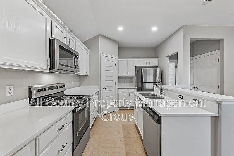 3 bed, 2.0 bath, 1369 sqft, $2,195 — Photo 4