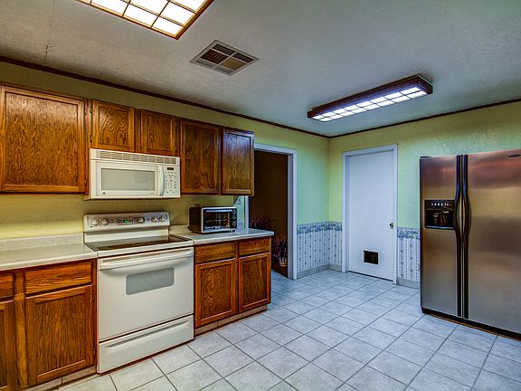 5th image of 1821 Chaparro St