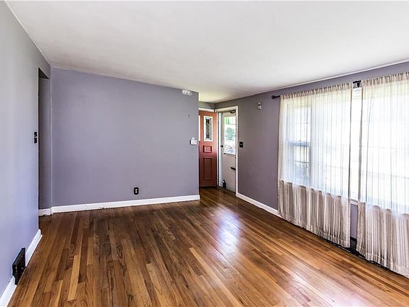 3rd image of 118 Kendall Dr E