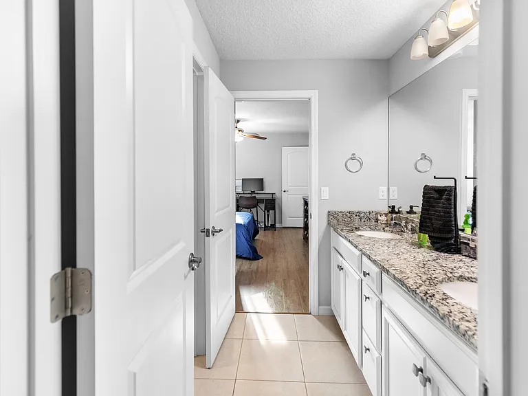 5648 NW Lorna Ct — Photo 42