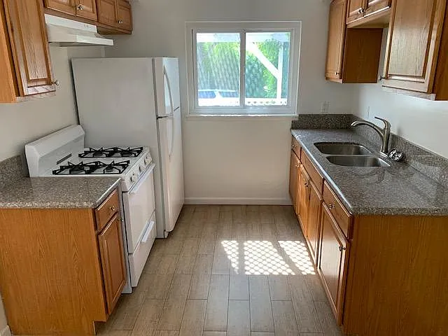 900 N Stanley Ave — Photo 6