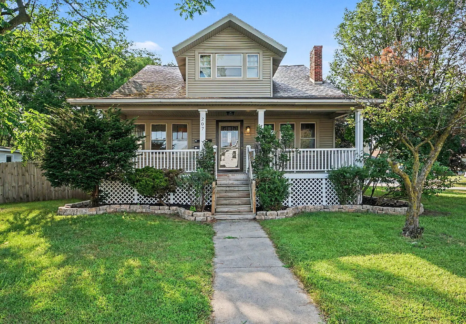 3 bed, 1.0 bath, $1,250 — Photo 1