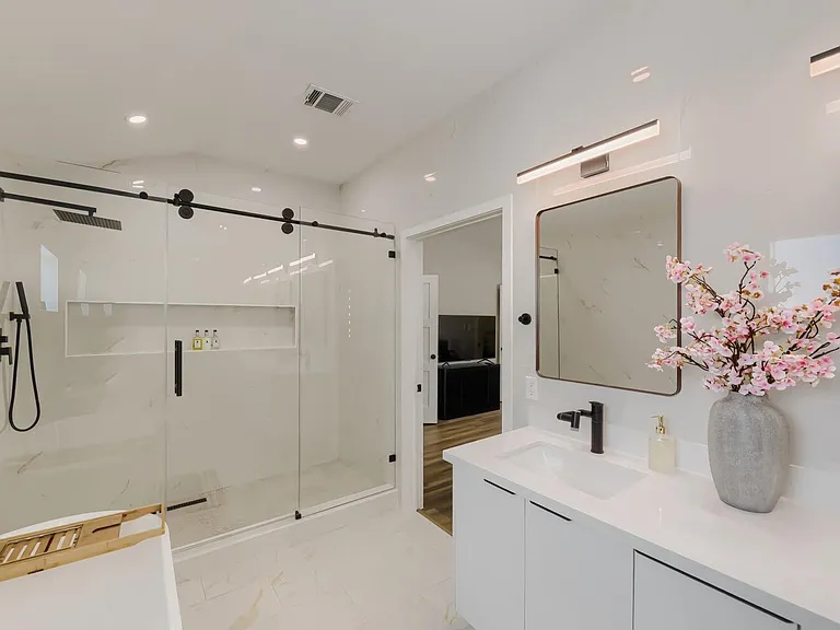 8815 Sharpview Dr — Photo 23