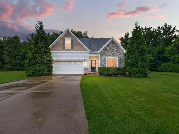 84 Dot Ct, Fuquay Varina, NC 27526