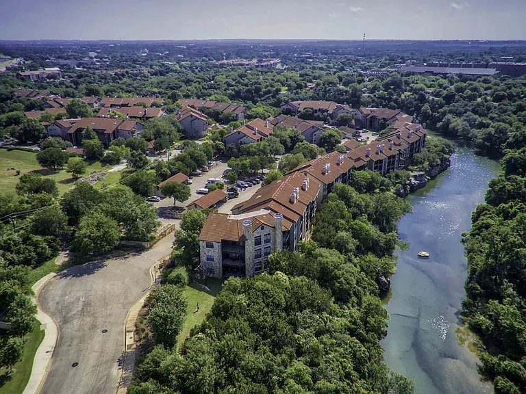 Waters Edge Apartments in Georgetown TX