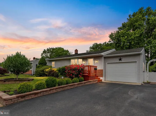 17 Caxton Dr, New Castle, DE 19720