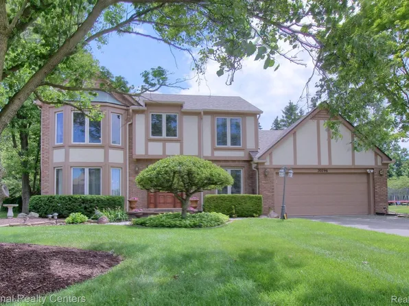 30296 Essex Dr, Farmington Hills, MI 48331