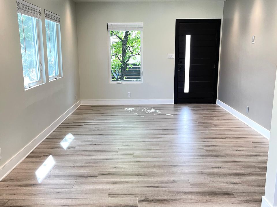 Dinning room looking toward the living room.

Lot of natural light, recessed dimmable lighting with pin lights and dual pane windows