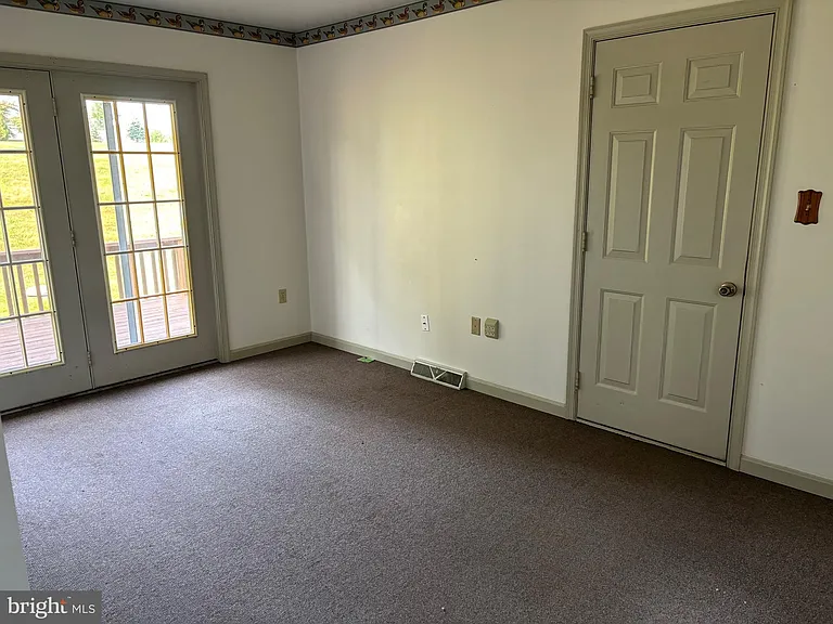 23 Sherrard Dr — Photo 5