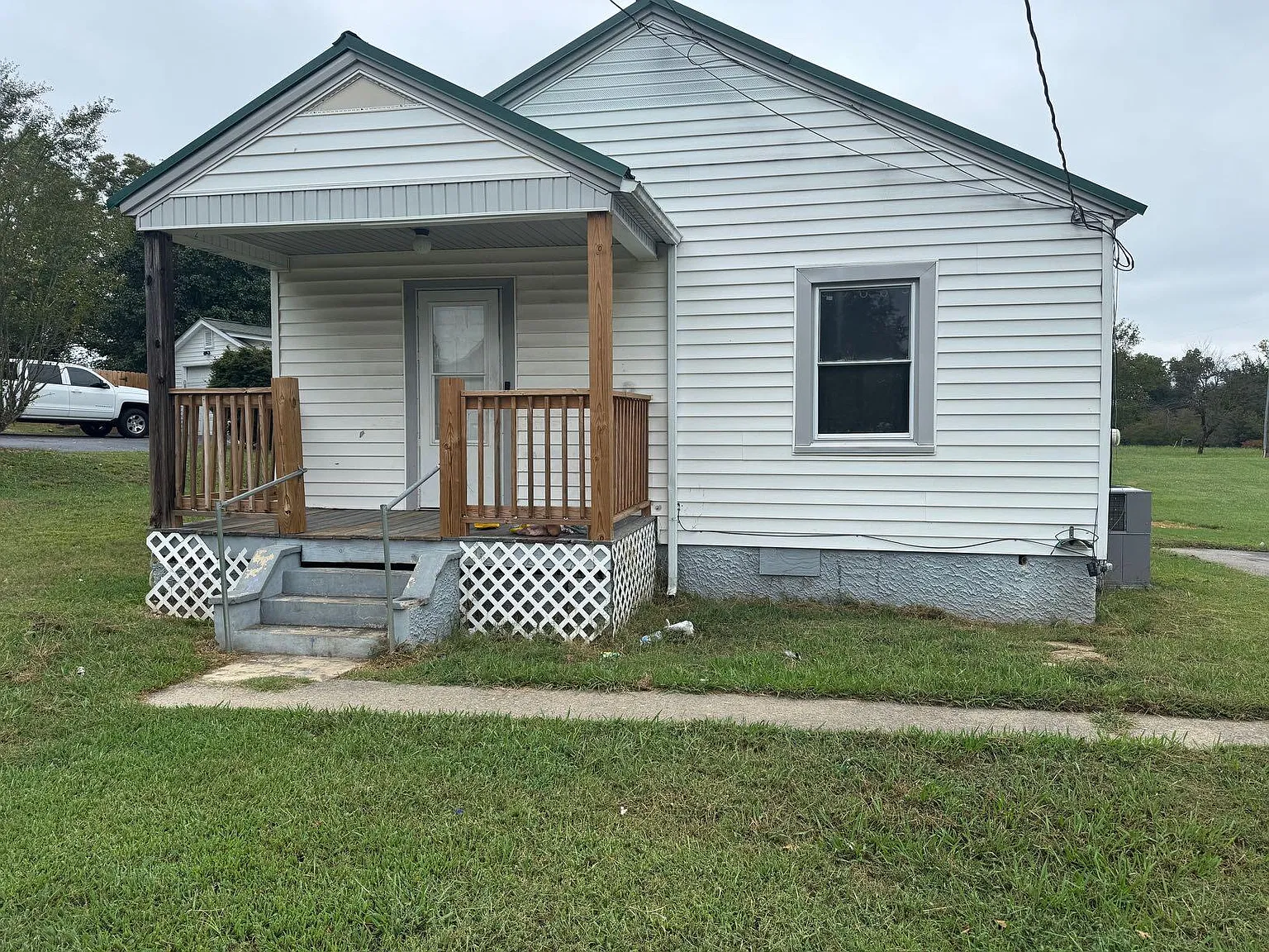 3 bed, 1.0 bath, 960 sqft, $1,263 — Photo 1
