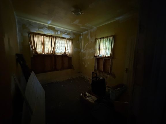 5th image of 15361 Hubbell St