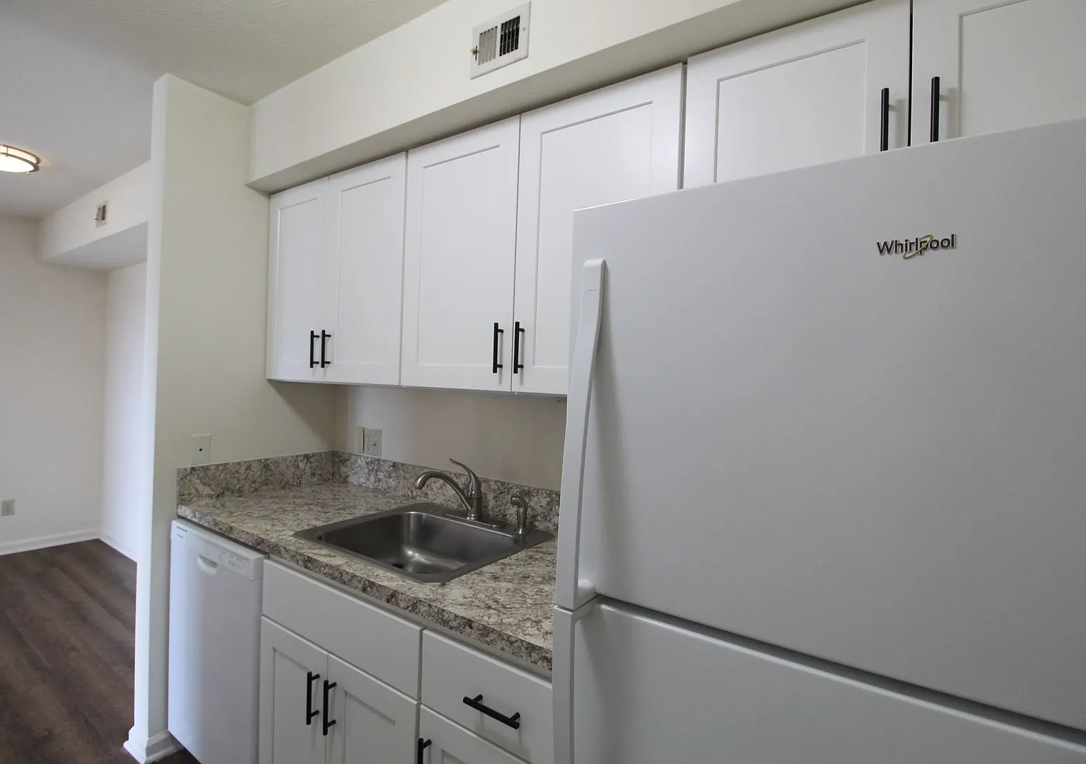 Madison Manor Condo for Rent with 3 Bedrooms and 2 Baths. New Kitchen! — Photo 4