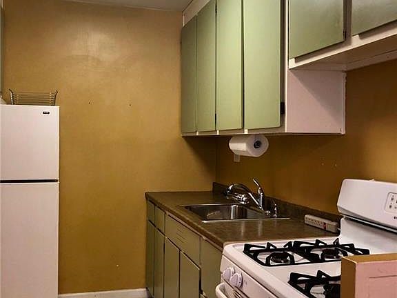 2nd image of 2940 W 5th St #2M