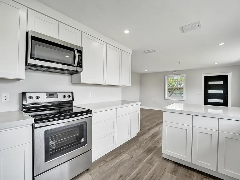 5601 SW 36th Ct — Photo 6