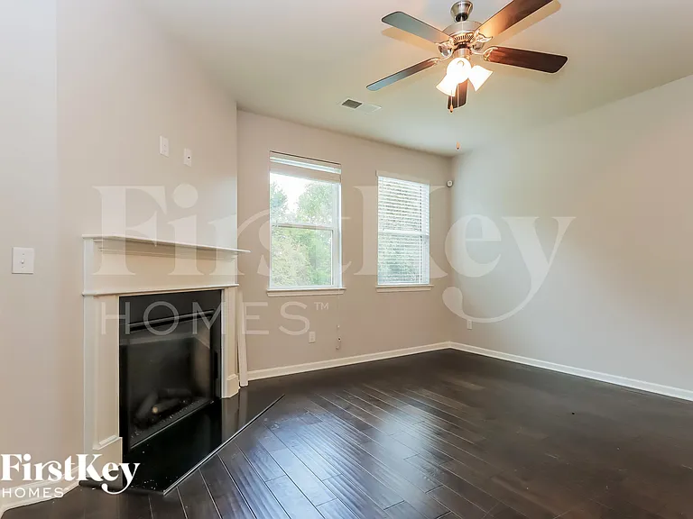 569 Carleton Pl — Photo 3