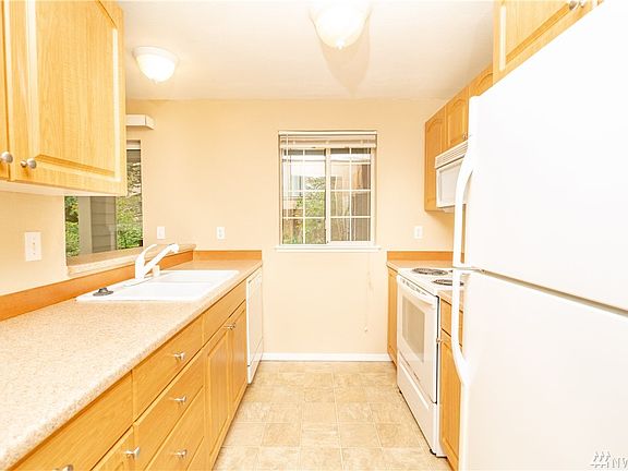 3rd image of 15433 Country Club Dr Unit E102