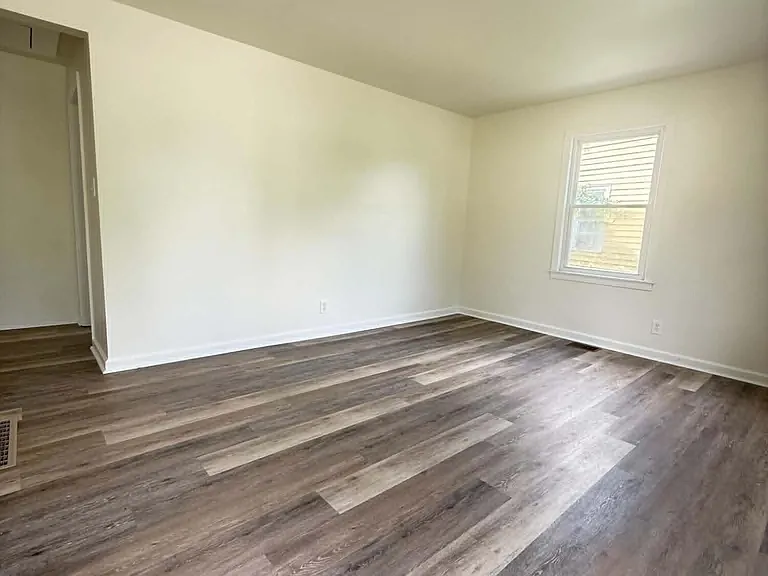 1022 Stanley Ave — Photo 3