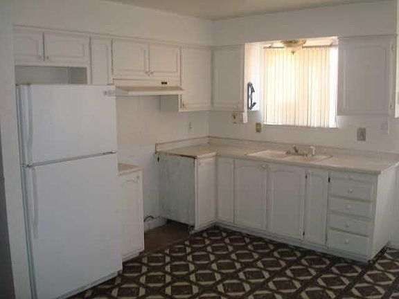 3rd image of 240 Cindy Ln