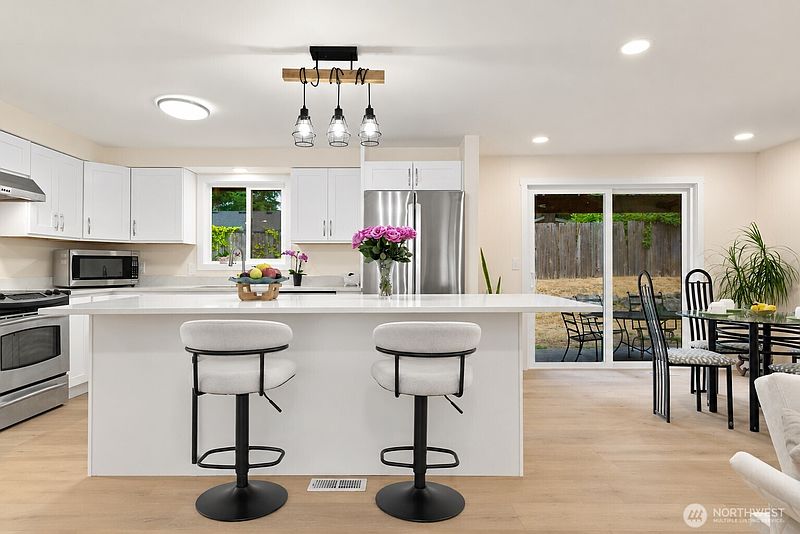 3rd image of 2525 Edmonds Avenue NE