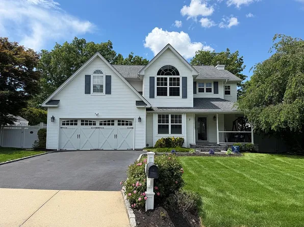 3 Tuthill Creek Dr, Patchogue, NY 11772