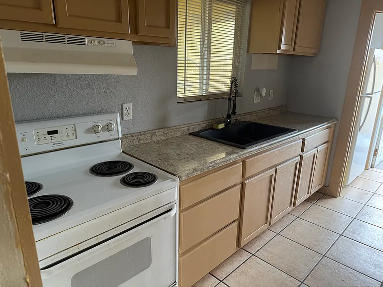 1410 E Polk St — Photo 5