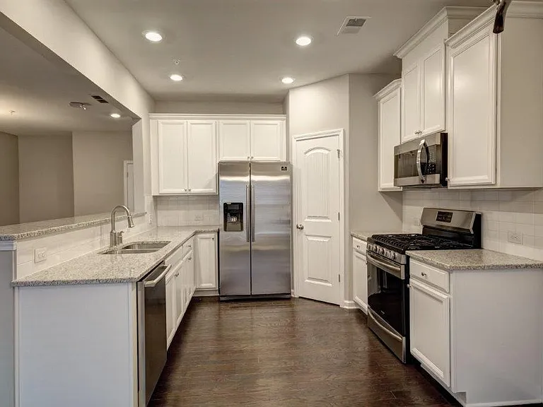521 Coral St — Photo 12