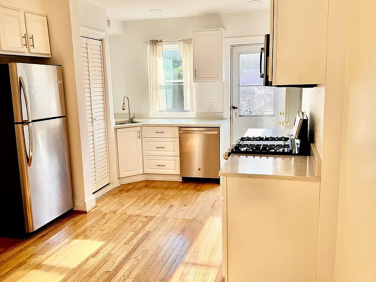 420 N Henry St — Photo 5