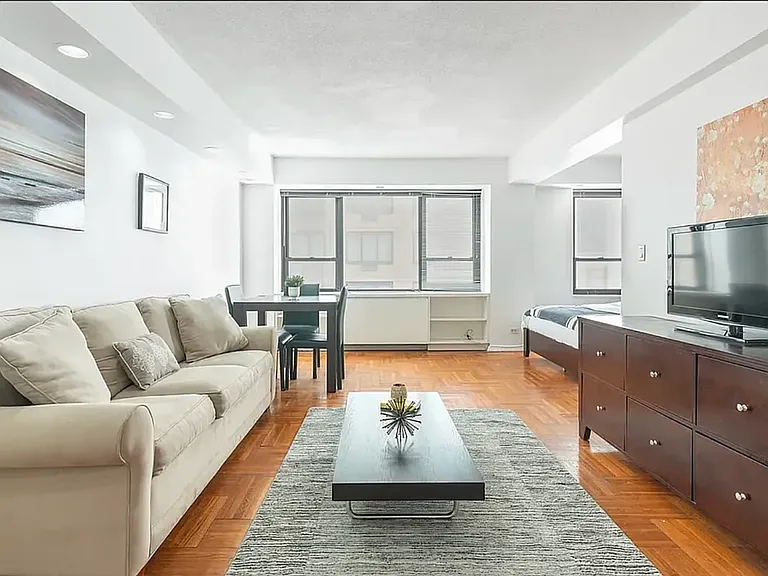 210 E 47th St #10B — Photo 3