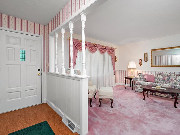 5th image of 609 W Swan St