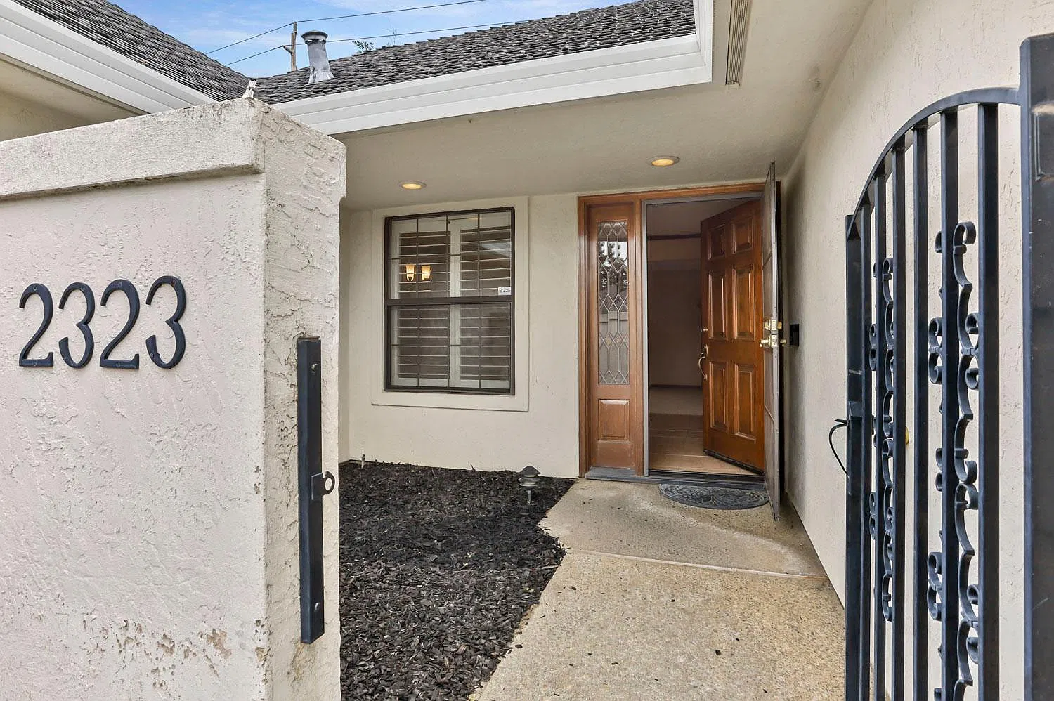 4 bed, 1978 sqft, $2,850 — Photo 1
