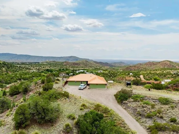 21 Ocotillo Trl, La Luz, NM 88337