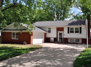 890 E Greenway Ct, Derby, KS 67037