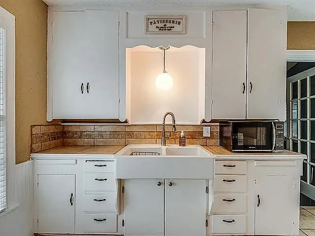 118 S Stewart Ave — Photo 5