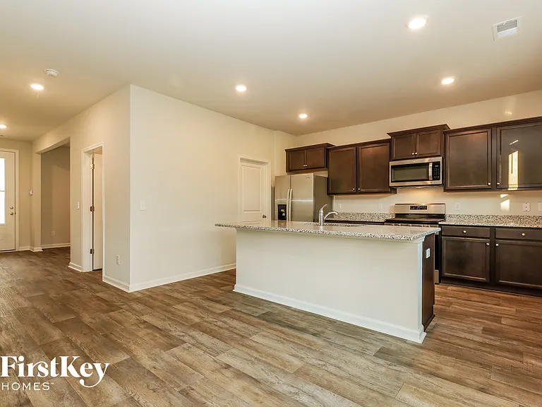409 Zenith Blvd — Photo 6