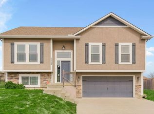 1112 SW 10th Ter, Oak Grove, MO 64075