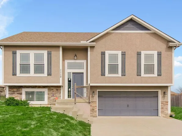 1112 SW 10th Ter, Oak Grove, MO 64075