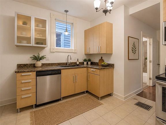 3rd image of 313 Ord St