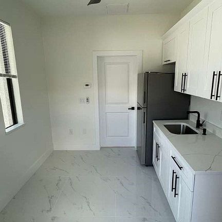 5th image of 528 Raintree St E