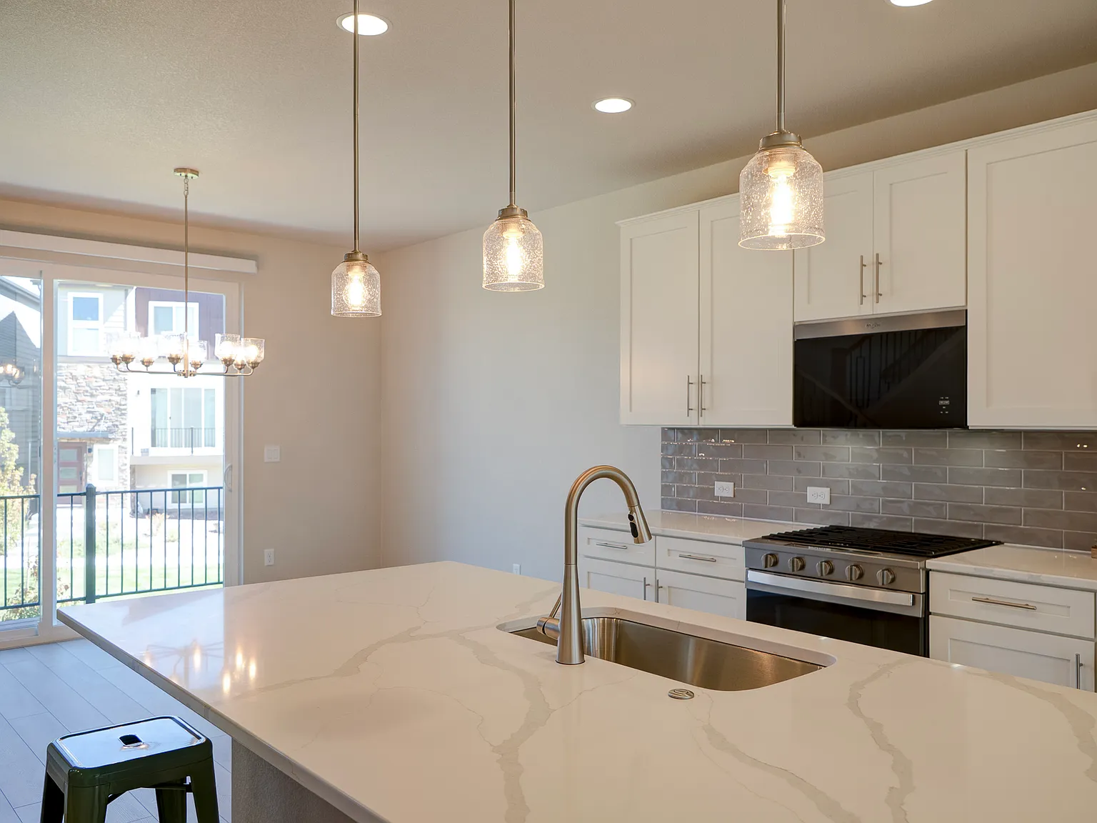 3 bed, 1996 sqft, $2,350 — Photo 3