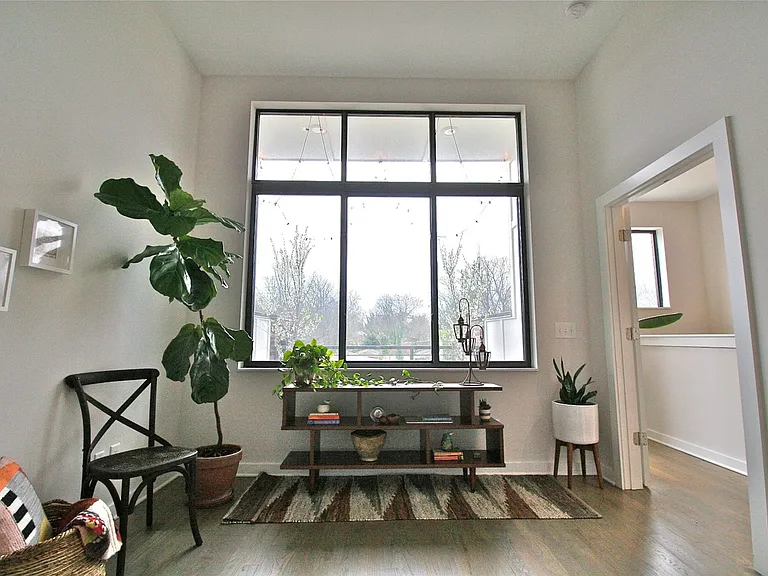 1029 Chester Ave — Photo 22