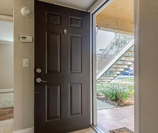 4th image of 866 Shoreline Cir