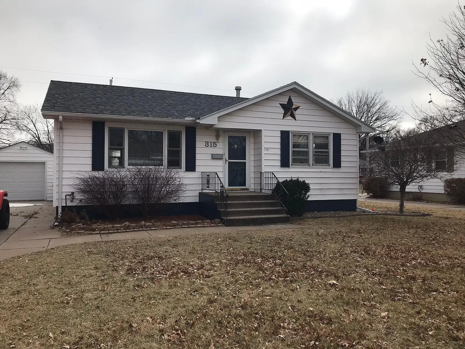 3 bed, 910 sqft, $1,650 — Photo 1