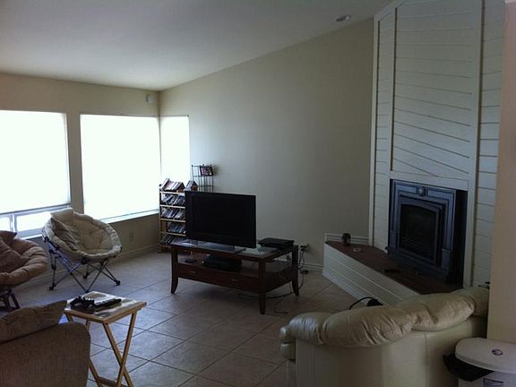 4th image of 210 Rosita St