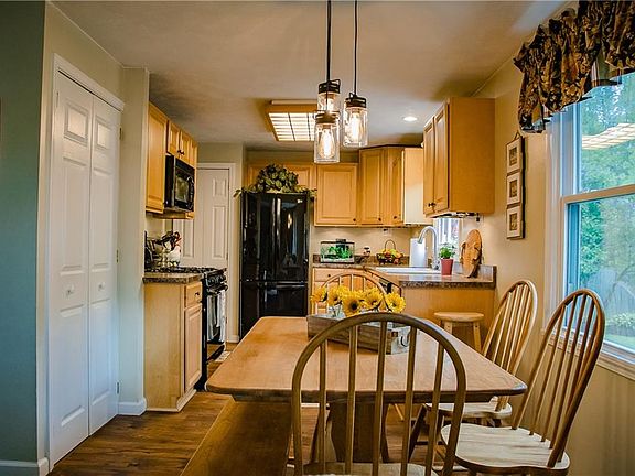 3rd image of 3300 Evergreen Cir