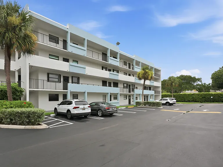 555 Banyan Tree Ln E #410 — Photo 1