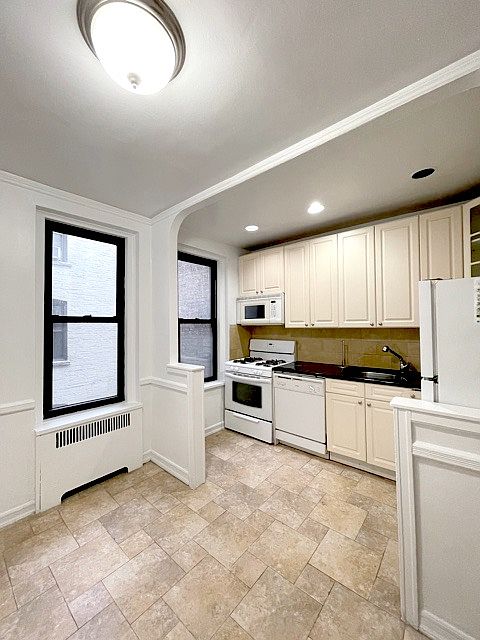 1st image of 325 E 58th St #3A