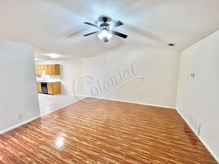 1004 W Avenue B — Photo 3