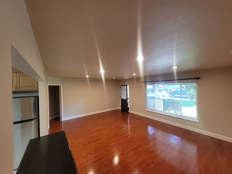 1908 Hackett Ave — Photo 11