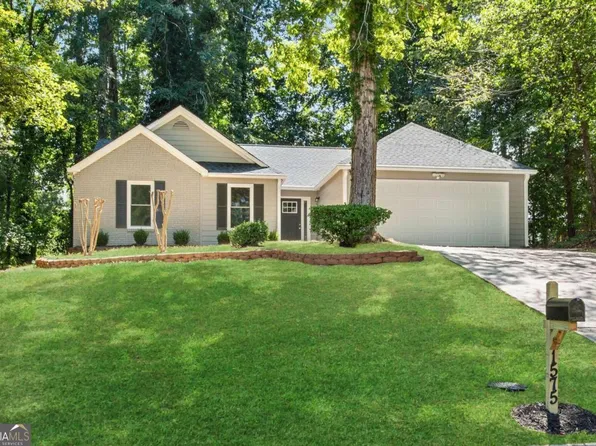 1575 Canberra Dr, Stone Mountain, GA 30088